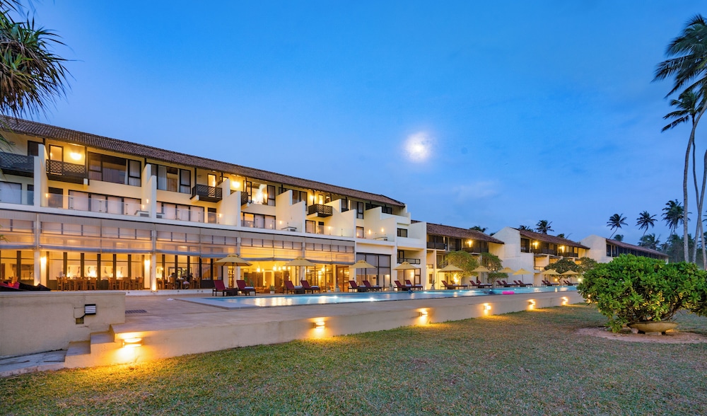 Grand Beach Hotel Wadduwa — Hotel building in Wadduwa