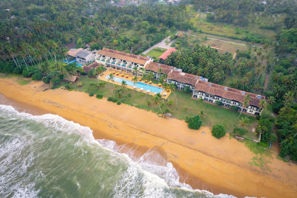 Grand Beach Hotel Wadduwa — Beach in Wadduwa