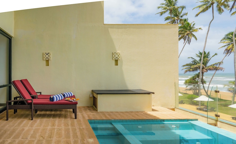 Grand Beach Hotel Wadduwa — Swimming pool in Wadduwa