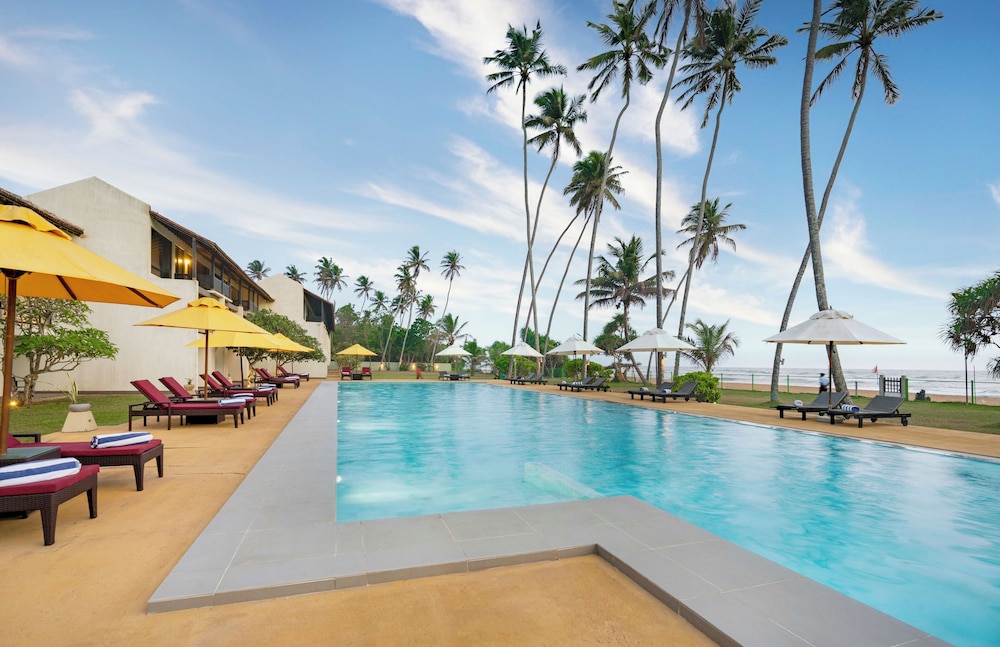 Grand Beach Hotel Wadduwa — Swimming pool in Wadduwa
