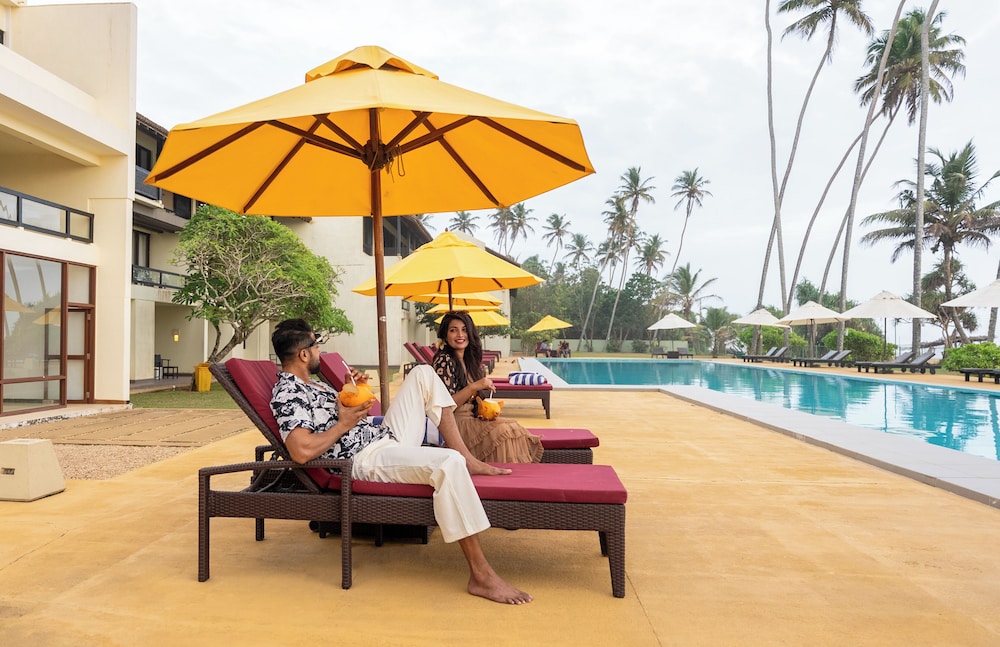 Grand Beach Hotel Wadduwa — Swimming pool in Wadduwa