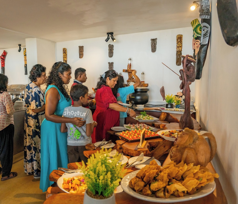 Grand Beach Hotel Wadduwa — Restaurant & bars in Wadduwa
