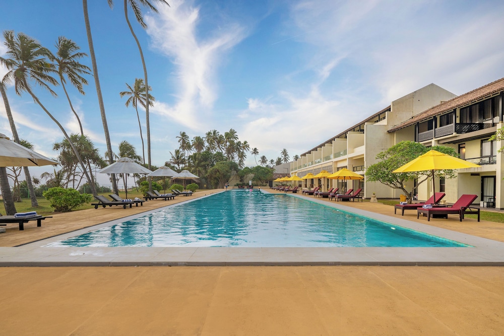 Grand Beach Hotel Wadduwa — Swimming pool in Wadduwa