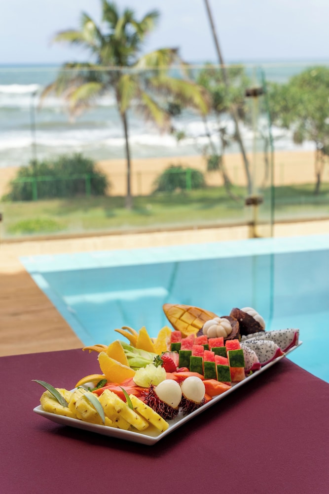 Grand Beach Hotel Wadduwa — Swimming pool in Wadduwa