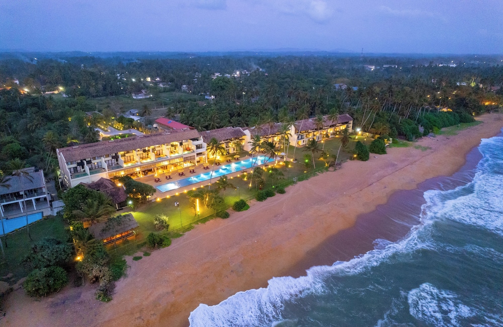Grand Beach Hotel Wadduwa — Main photo in Wadduwa