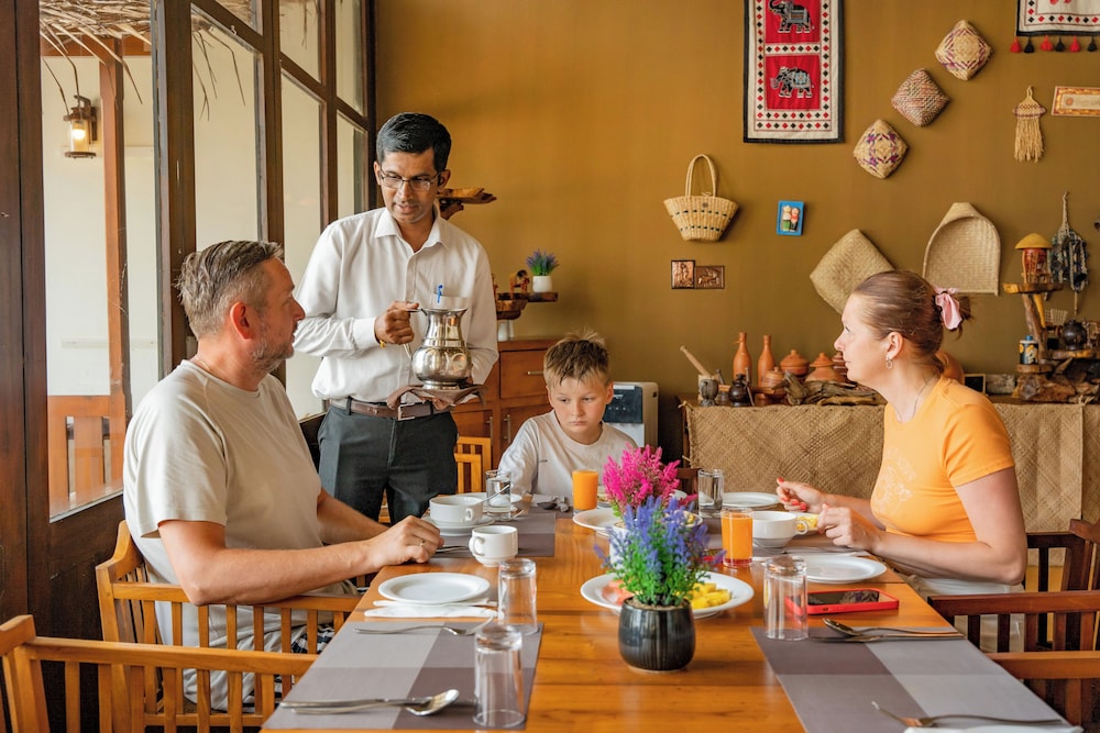Grand Beach Hotel Wadduwa — Restaurant & bars in Wadduwa