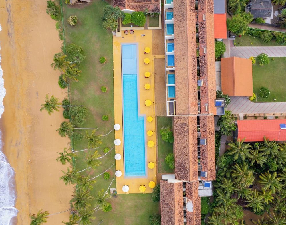 Grand Beach Hotel Wadduwa — Swimming pool in Wadduwa