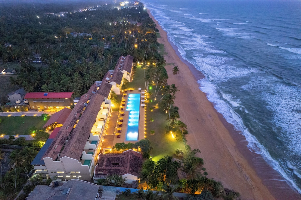Grand Beach Hotel Wadduwa — Beach in Wadduwa
