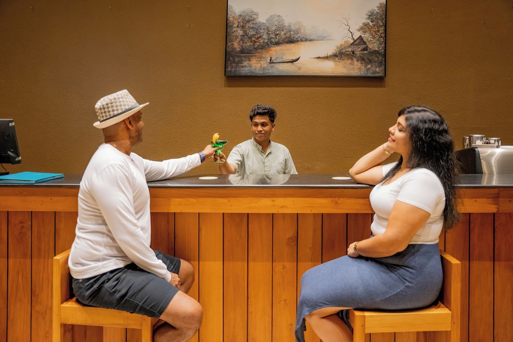 Grand Beach Hotel Wadduwa — Restaurant & bars in Wadduwa