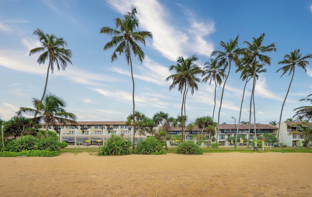 Grand Beach Hotel Wadduwa — Beach in Wadduwa