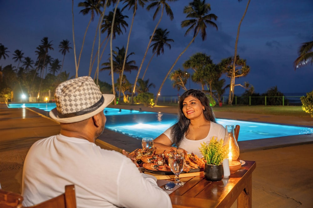 Grand Beach Hotel Wadduwa — Restaurant & bars in Wadduwa