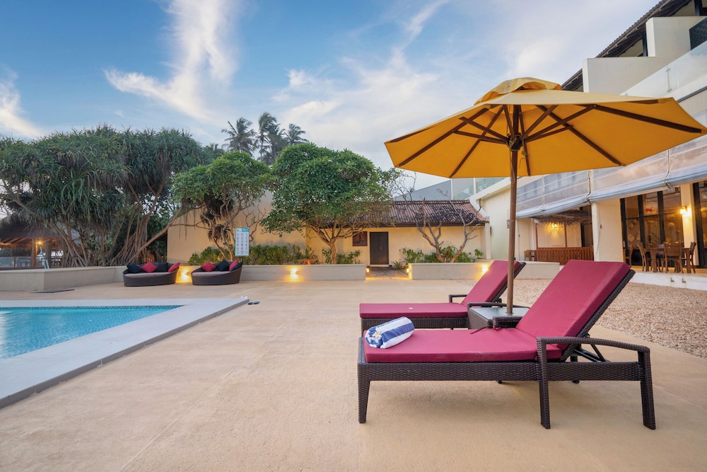 Grand Beach Hotel Wadduwa — Swimming pool in Wadduwa
