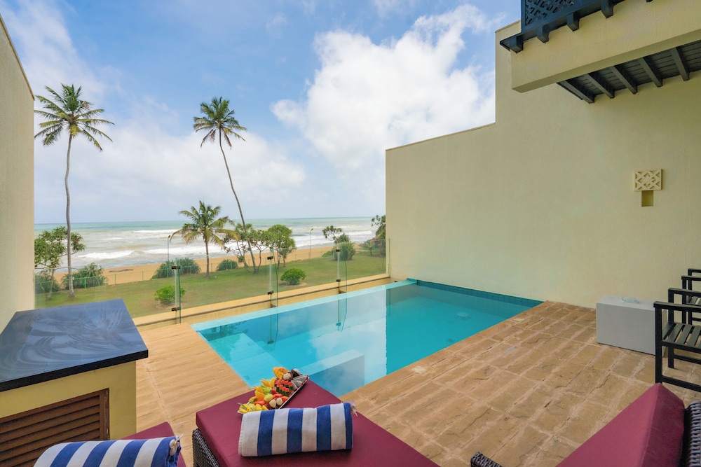 Grand Beach Hotel Wadduwa — Swimming pool in Wadduwa