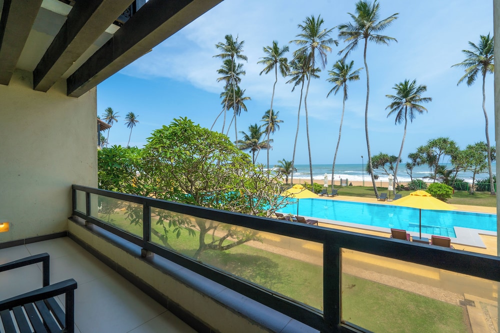 Grand Beach Hotel Wadduwa — Swimming pool in Wadduwa