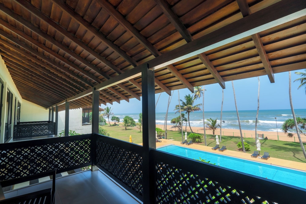 Grand Beach Hotel Wadduwa — Swimming pool in Wadduwa