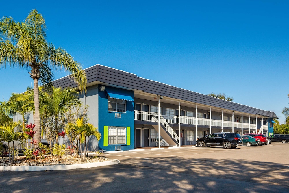 SureStay Hotel by Best Western Sarasota Lido Beach — Hotel building in Sarasota, Florida
