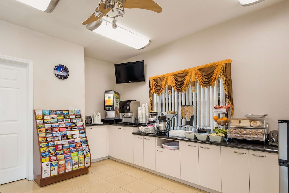 SureStay Hotel by Best Western Sarasota Lido Beach — Restaurant & bars in Sarasota, Florida