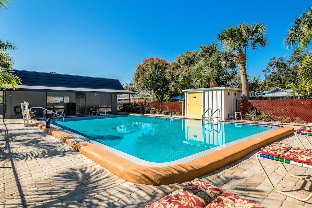 SureStay Hotel by Best Western Sarasota Lido Beach — Main photo in Sarasota, Florida