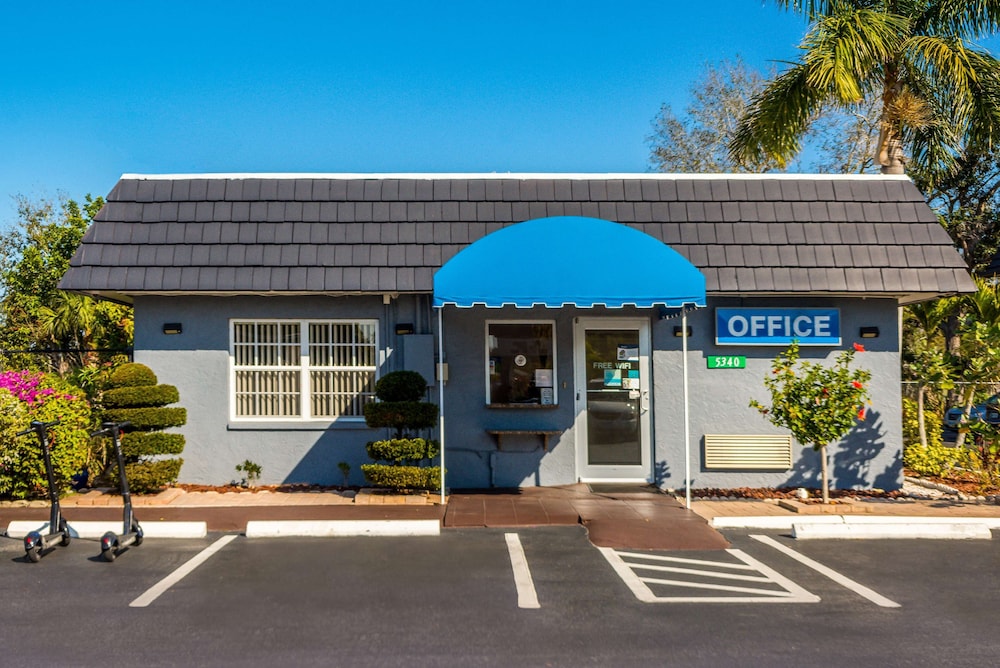 SureStay Hotel by Best Western Sarasota Lido Beach — Hotel building in Sarasota, Florida