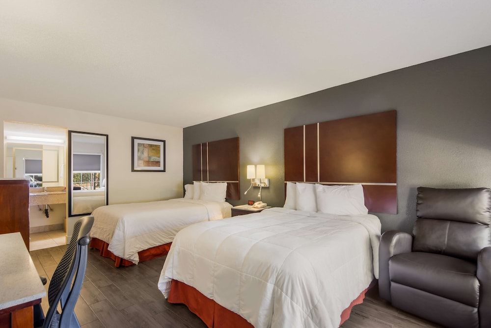 SureStay Hotel by Best Western Sarasota Lido Beach — Hotel rooms in Sarasota, Florida