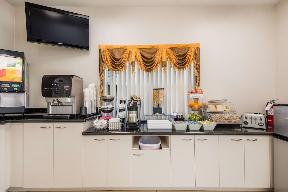 SureStay Hotel by Best Western Sarasota Lido Beach — Restaurant & bars in Sarasota, Florida
