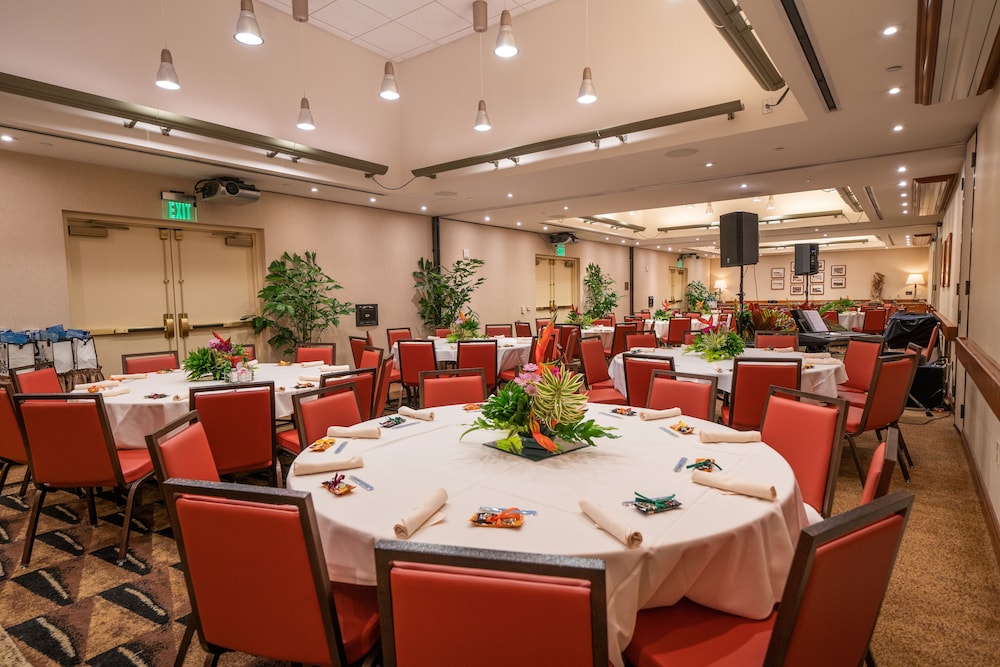 Embassy Suites by Hilton Waikiki Beach Walk — Restaurant & bars in Honolulu, Hawaii