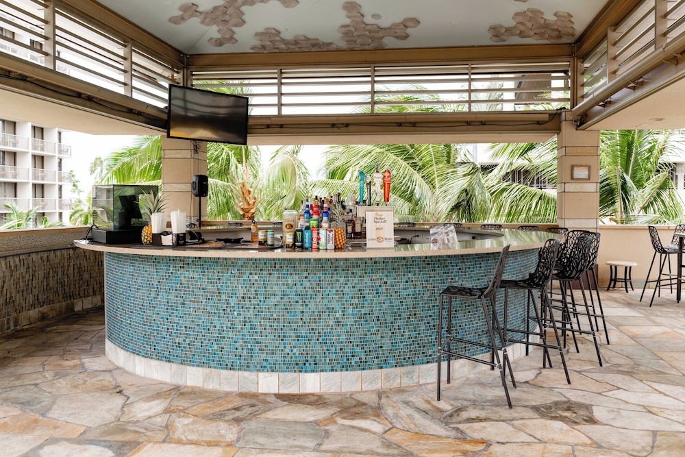 Embassy Suites by Hilton Waikiki Beach Walk — Restaurant & bars in Honolulu, Hawaii