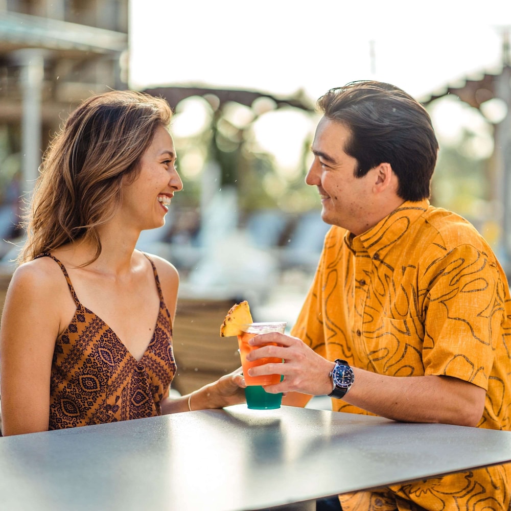Embassy Suites by Hilton Waikiki Beach Walk — Restaurant & bars in Honolulu, Hawaii