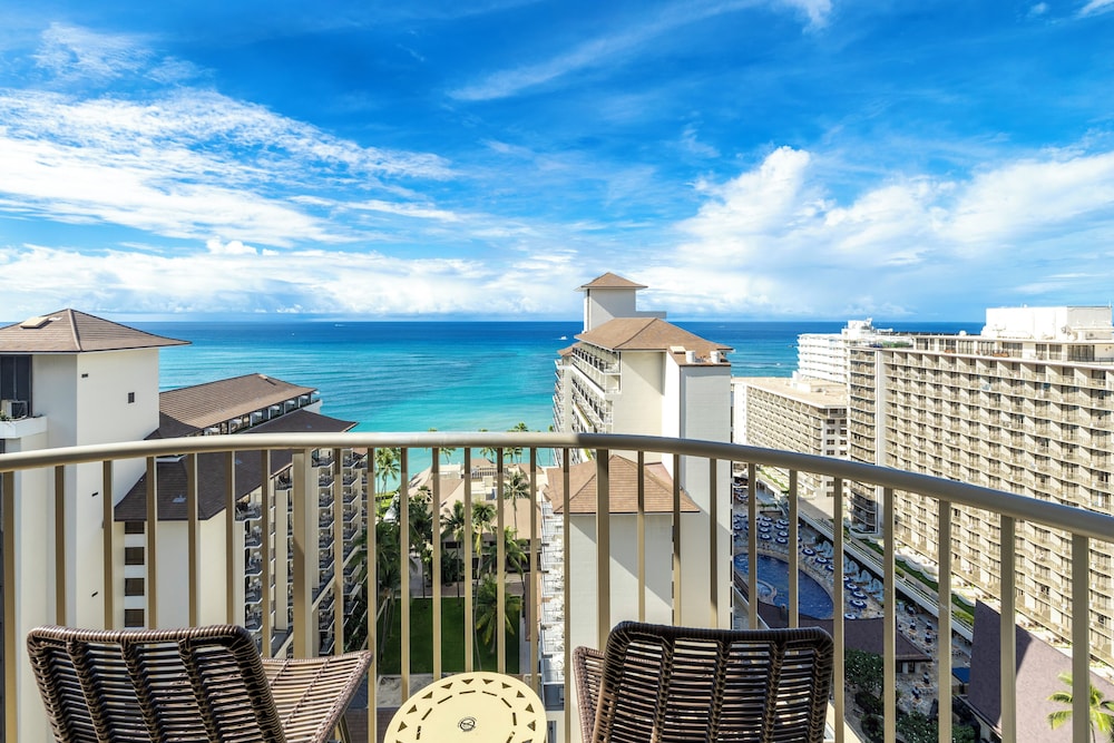 Embassy Suites by Hilton Waikiki Beach Walk — Hotel building in Honolulu, Hawaii