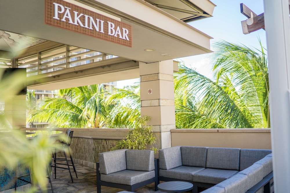 Embassy Suites by Hilton Waikiki Beach Walk — Restaurant & bars in Honolulu, Hawaii