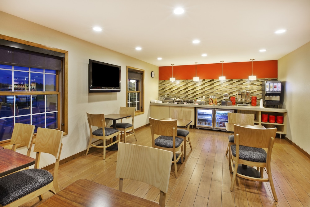 Towneplace Suites By Marriott Detroit Livonia — Restaurant & bars in Livonia, Michigan