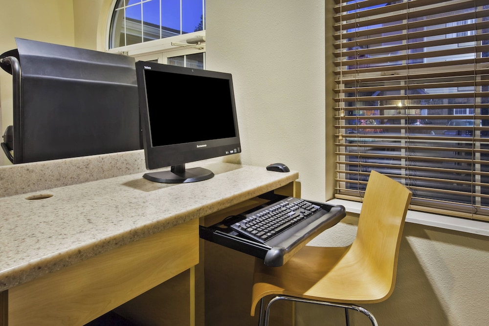 Towneplace Suites By Marriott Detroit Livonia — Hotel building in Livonia, Michigan