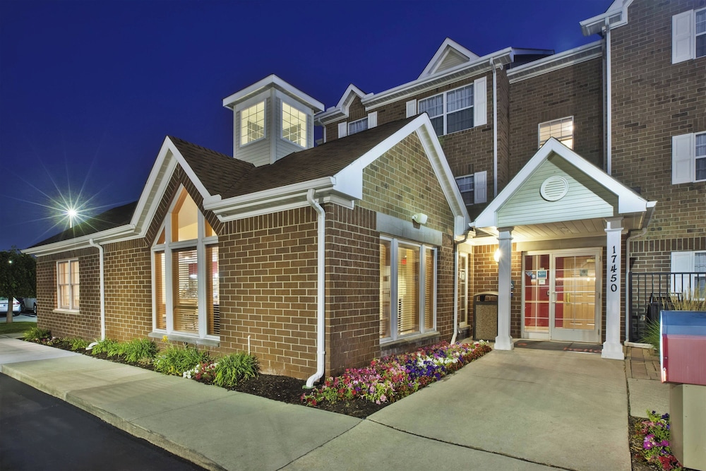 Towneplace Suites By Marriott Detroit Livonia — Hotel building in Livonia, Michigan