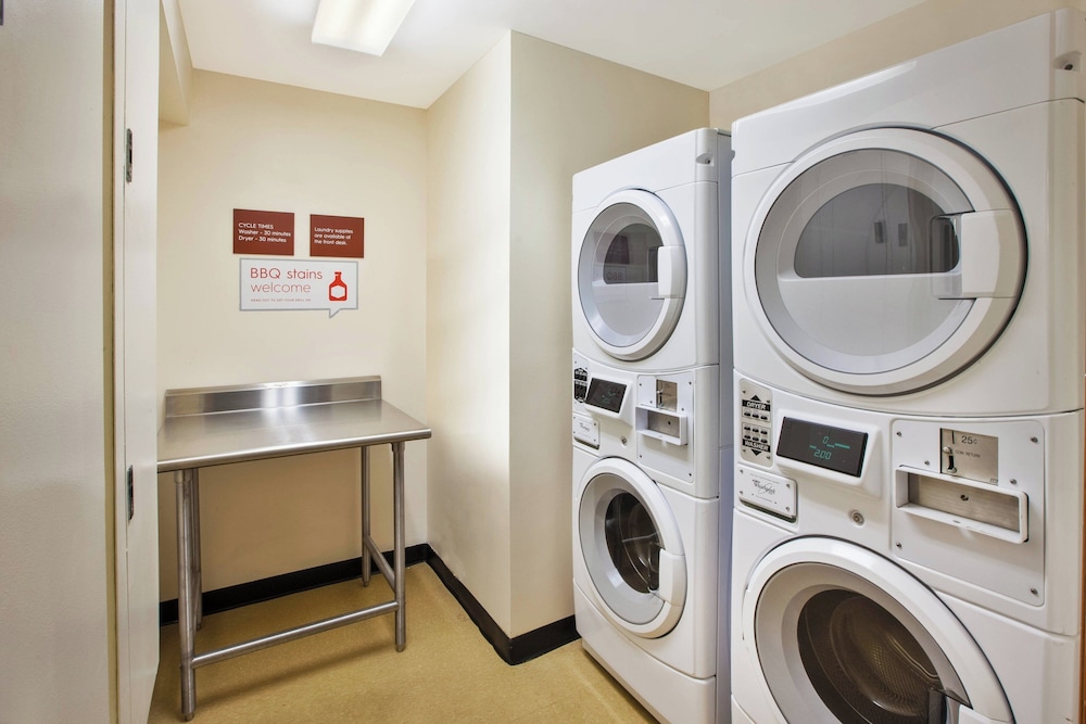 Towneplace Suites By Marriott Detroit Livonia — Hotel building in Livonia, Michigan