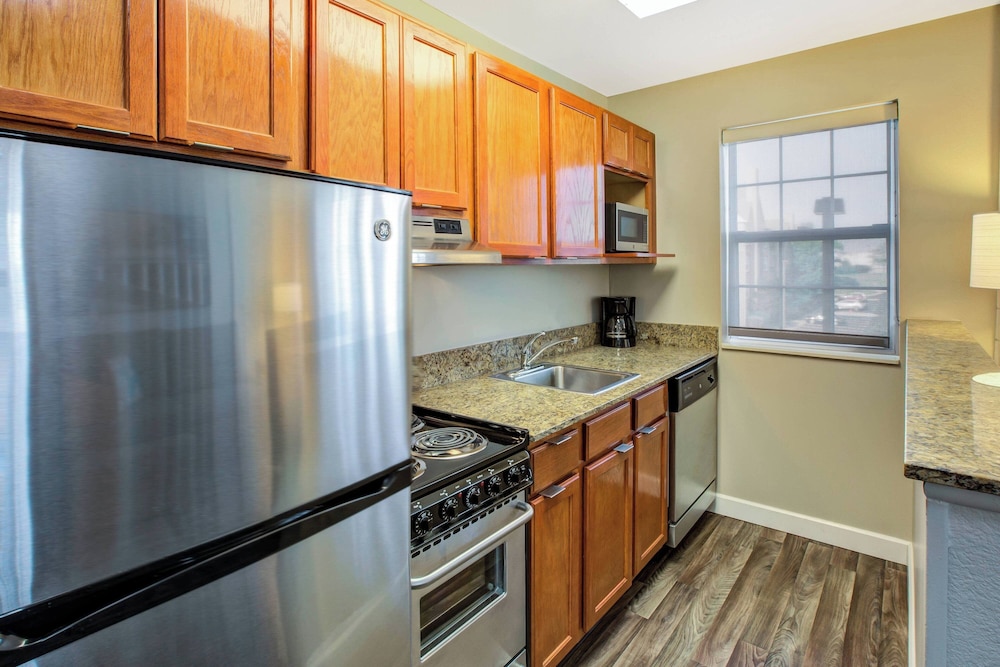Towneplace Suites By Marriott Detroit Livonia — Hotel rooms in Livonia, Michigan
