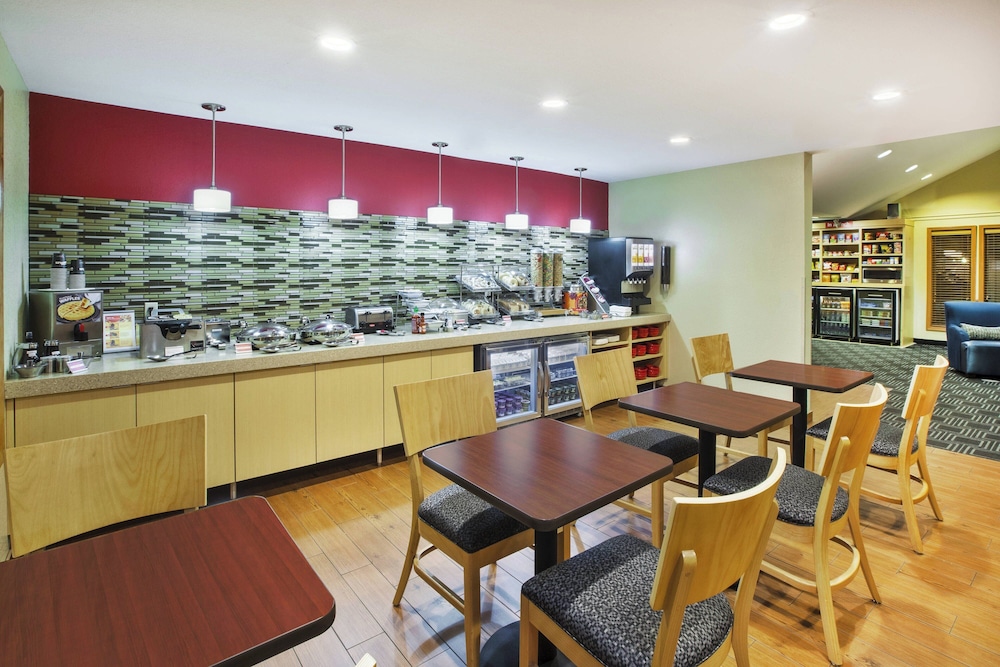 Towneplace Suites By Marriott Detroit Livonia — Restaurant & bars in Livonia, Michigan