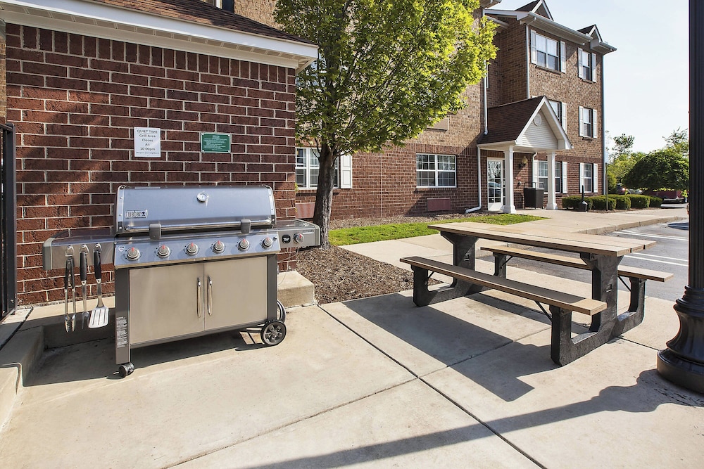Towneplace Suites By Marriott Detroit Livonia — Restaurant & bars in Livonia, Michigan
