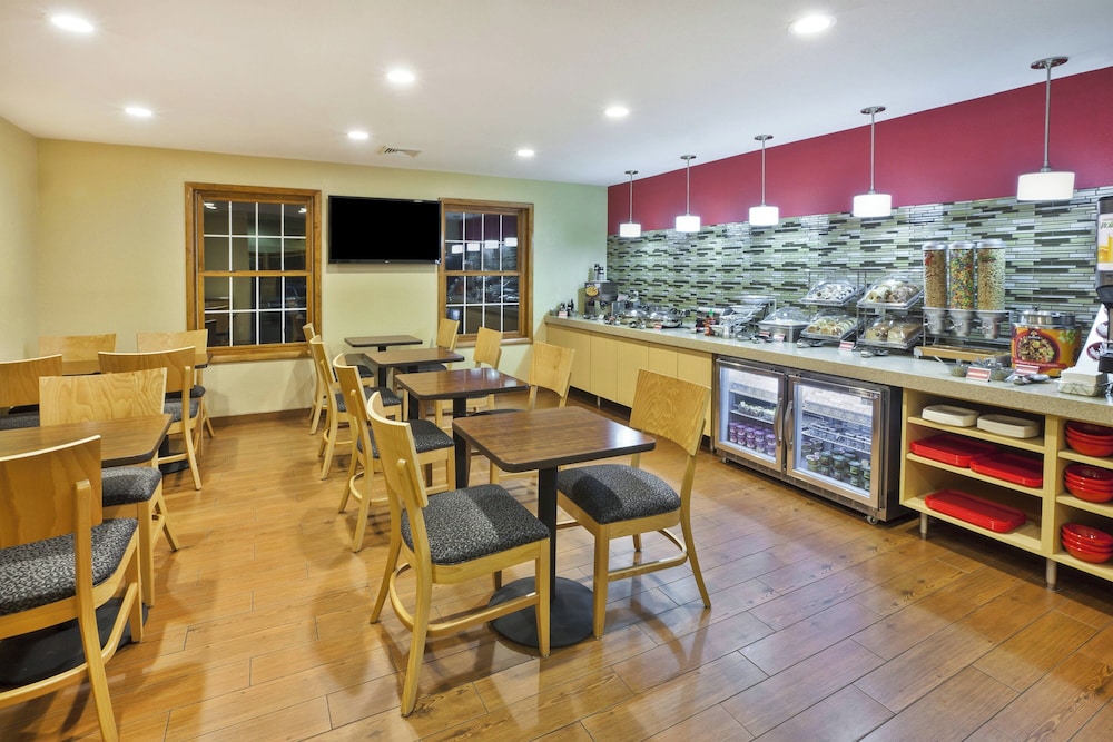 Towneplace Suites By Marriott Detroit Livonia — Restaurant & bars in Livonia, Michigan
