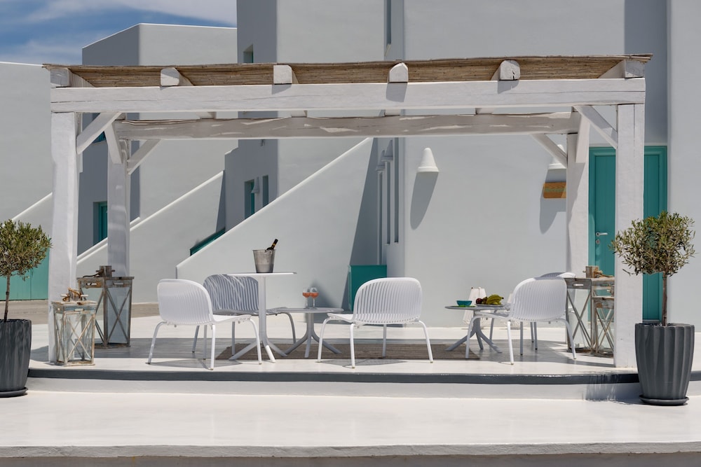 Neptune Luxury Spa Suites — Restaurant & bars in Akrotiri, South Aegean
