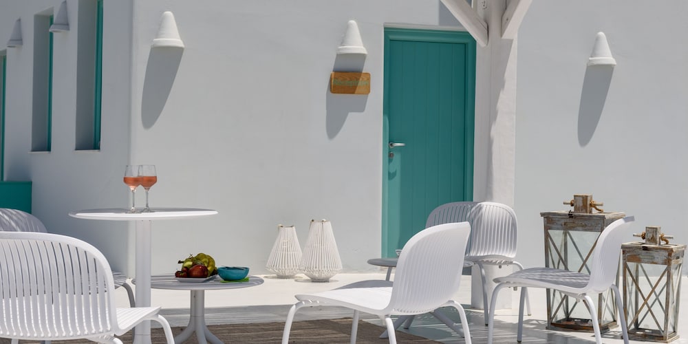 Neptune Luxury Spa Suites — Hotel building in Akrotiri, South Aegean