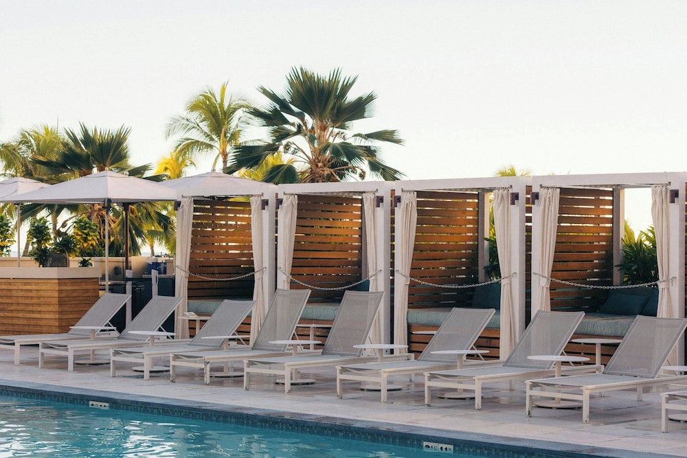 Waikiki Beach Marriott Resort & Spa — Swimming pool in Honolulu, Hawaii