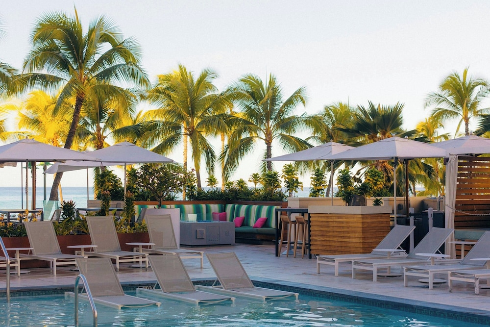 Waikiki Beach Marriott Resort & Spa — Swimming pool in Honolulu, Hawaii