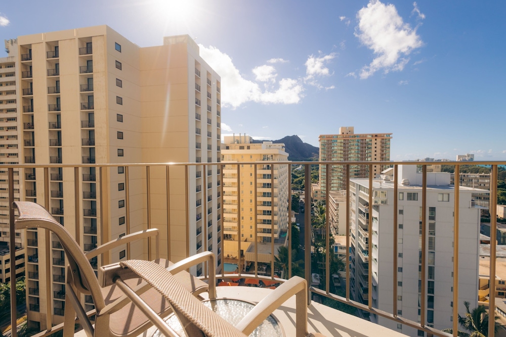 Waikiki Beach Marriott Resort & Spa — Hotel building in Honolulu, Hawaii