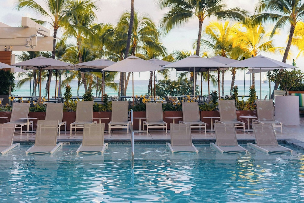 Waikiki Beach Marriott Resort & Spa — Swimming pool in Honolulu, Hawaii