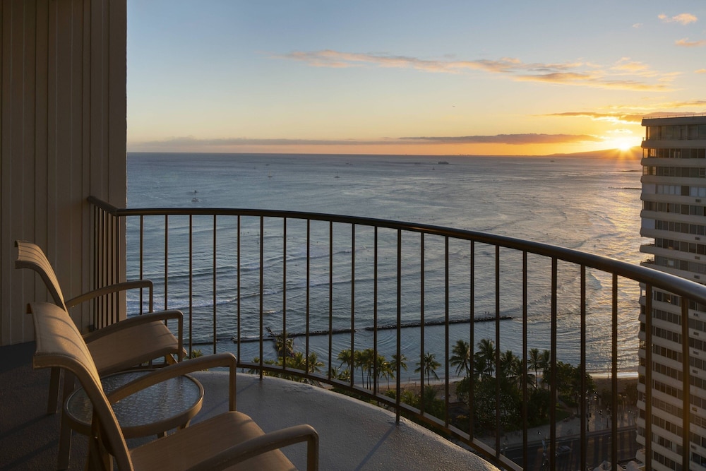 Waikiki Beach Marriott Resort & Spa — Hotel rooms in Honolulu, Hawaii