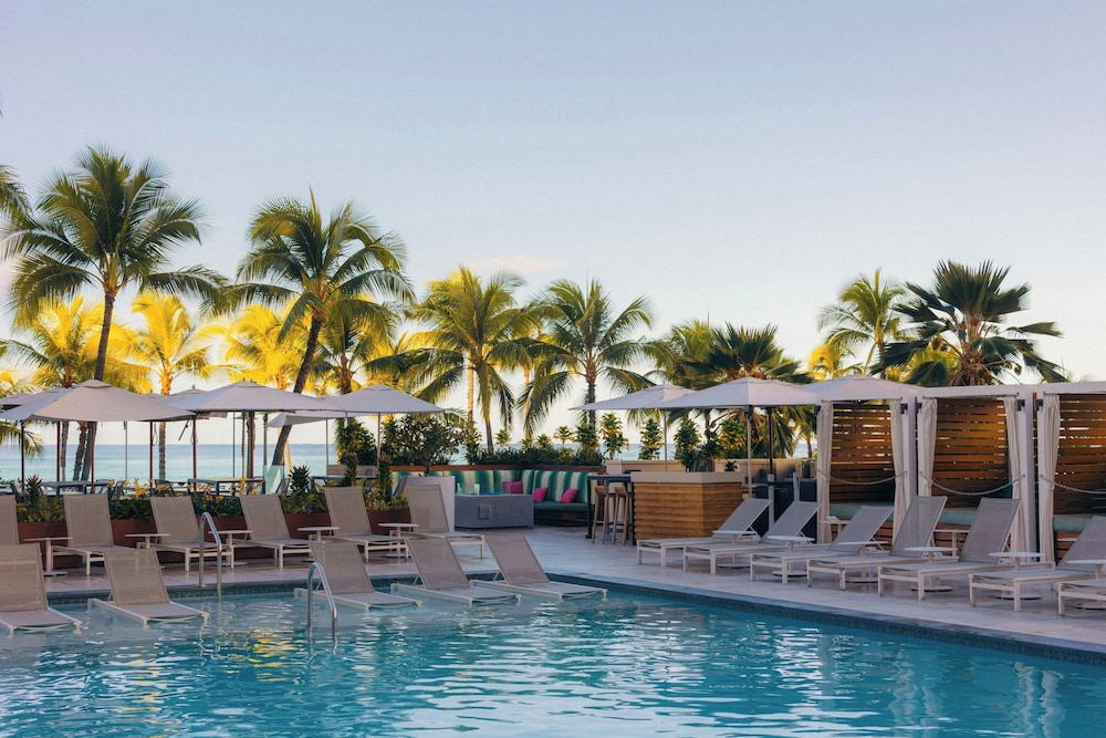 Waikiki Beach Marriott Resort & Spa — Swimming pool in Honolulu, Hawaii