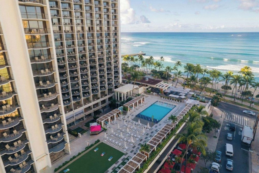 Waikiki Beach Marriott Resort & Spa — Swimming pool in Honolulu, Hawaii