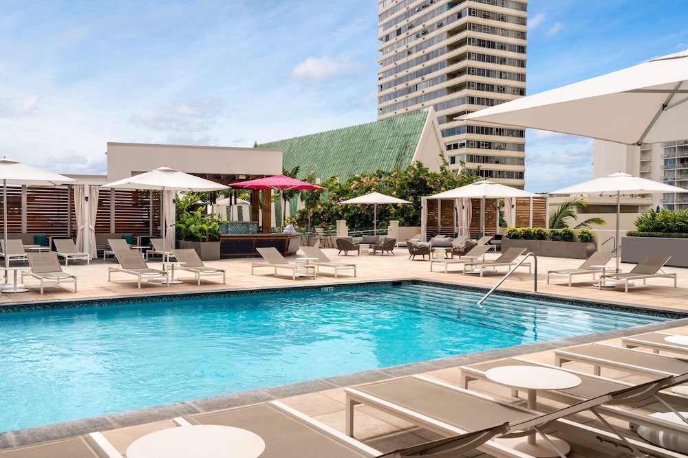 Waikiki Beach Marriott Resort & Spa — Swimming pool in Honolulu, Hawaii