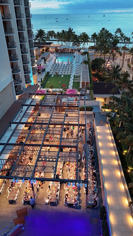 Waikiki Beach Marriott Resort & Spa — Restaurant & bars in Honolulu, Hawaii