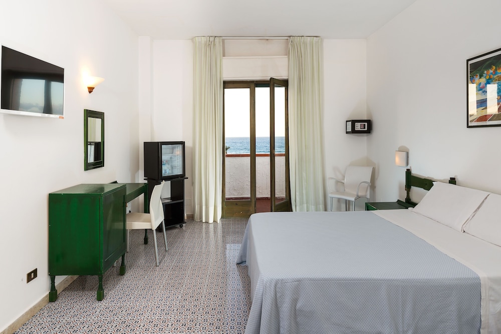 Saracen Sands Hotel & Congress Centre — Hotel rooms in Isola delle Femmine, Sicily
